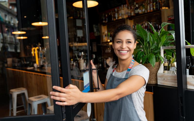 Mujer abriendo la puerta